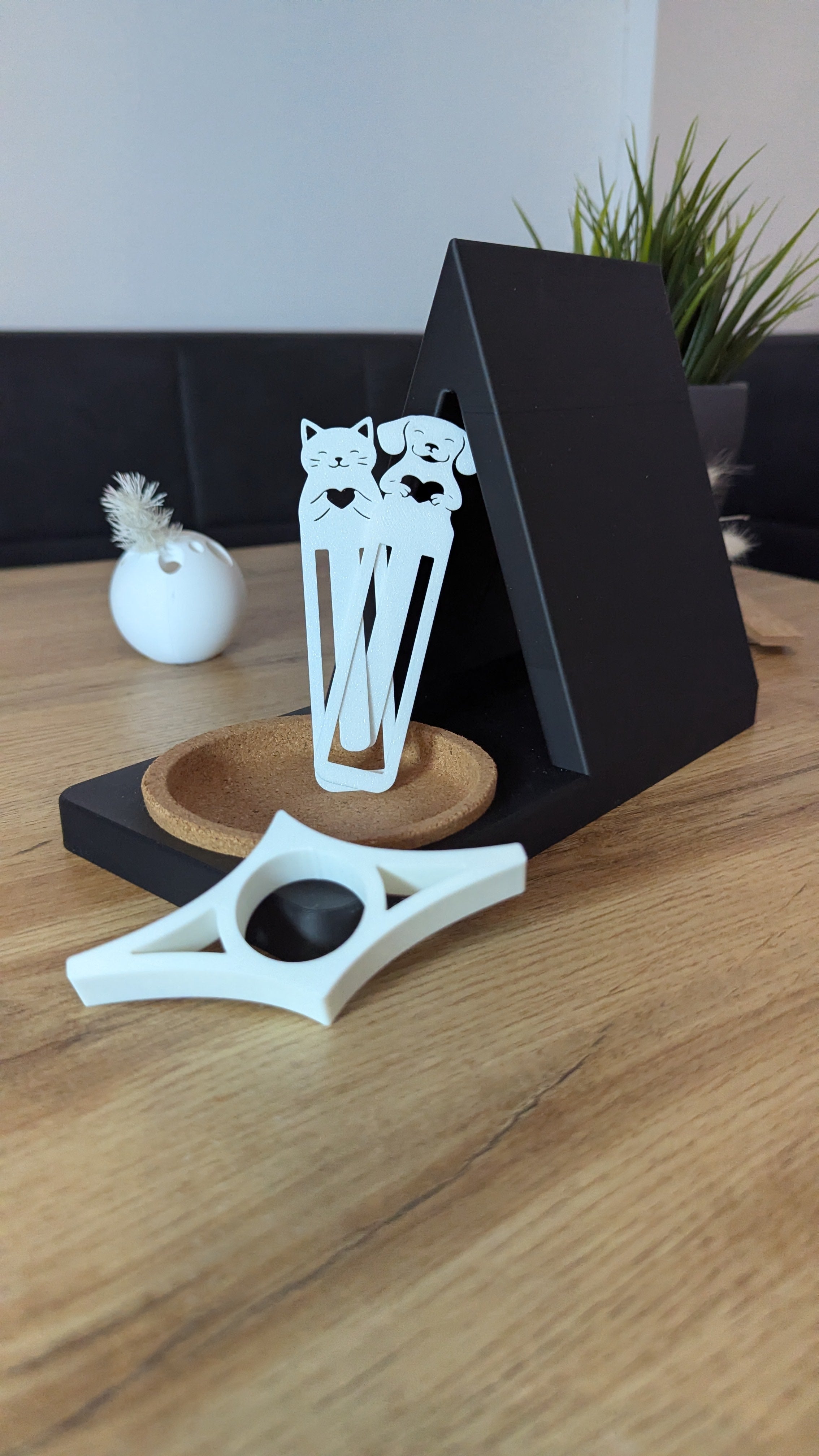 Buchstütze mit Tassenablage • 3D-gedruckter Book Stand Set • inkl. Seitenhalter & Lesezeichen • Geschenk für Leseratten