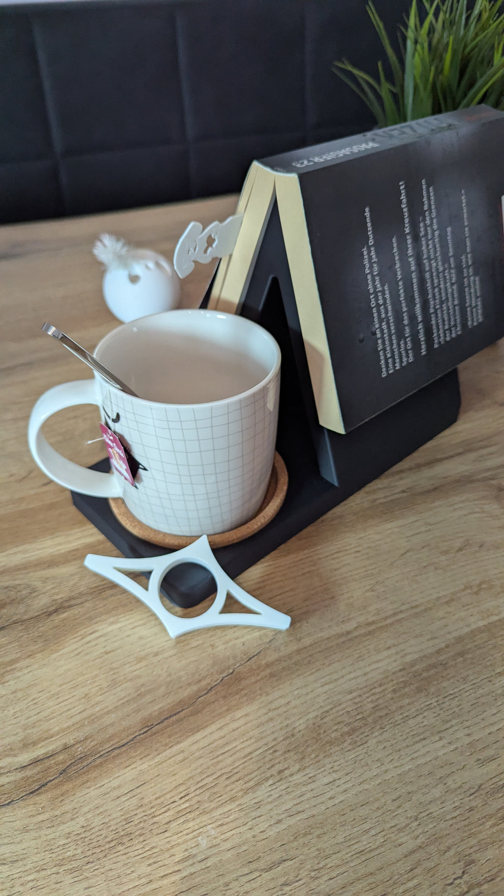 Schlichte Buchstütze mit Platz für Brille/Stift, mit Tassenablage