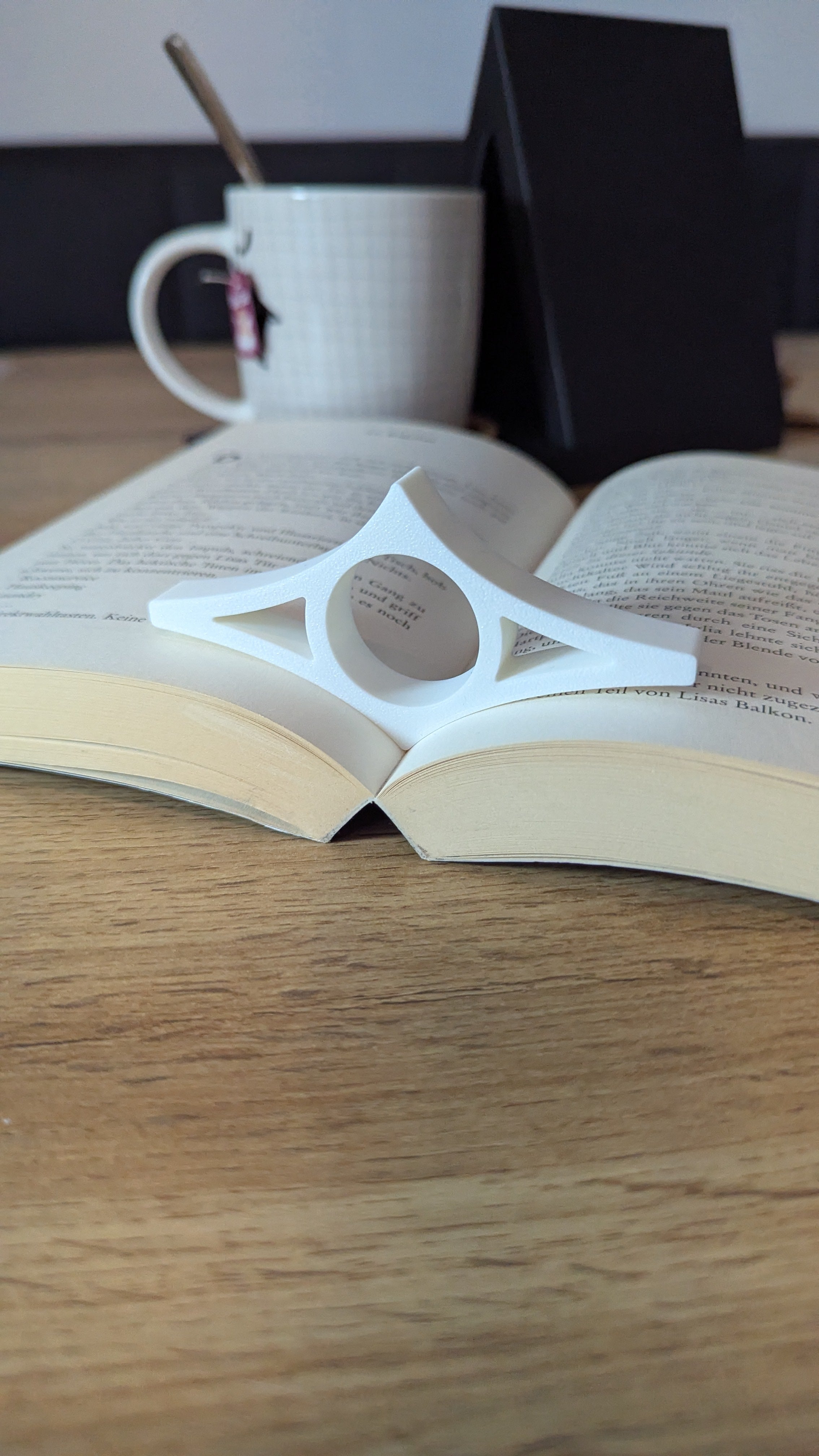 Buchstütze mit Tassenablage • 3D-gedruckter Book Stand Set • inkl. Seitenhalter & Lesezeichen • Geschenk für Leseratten