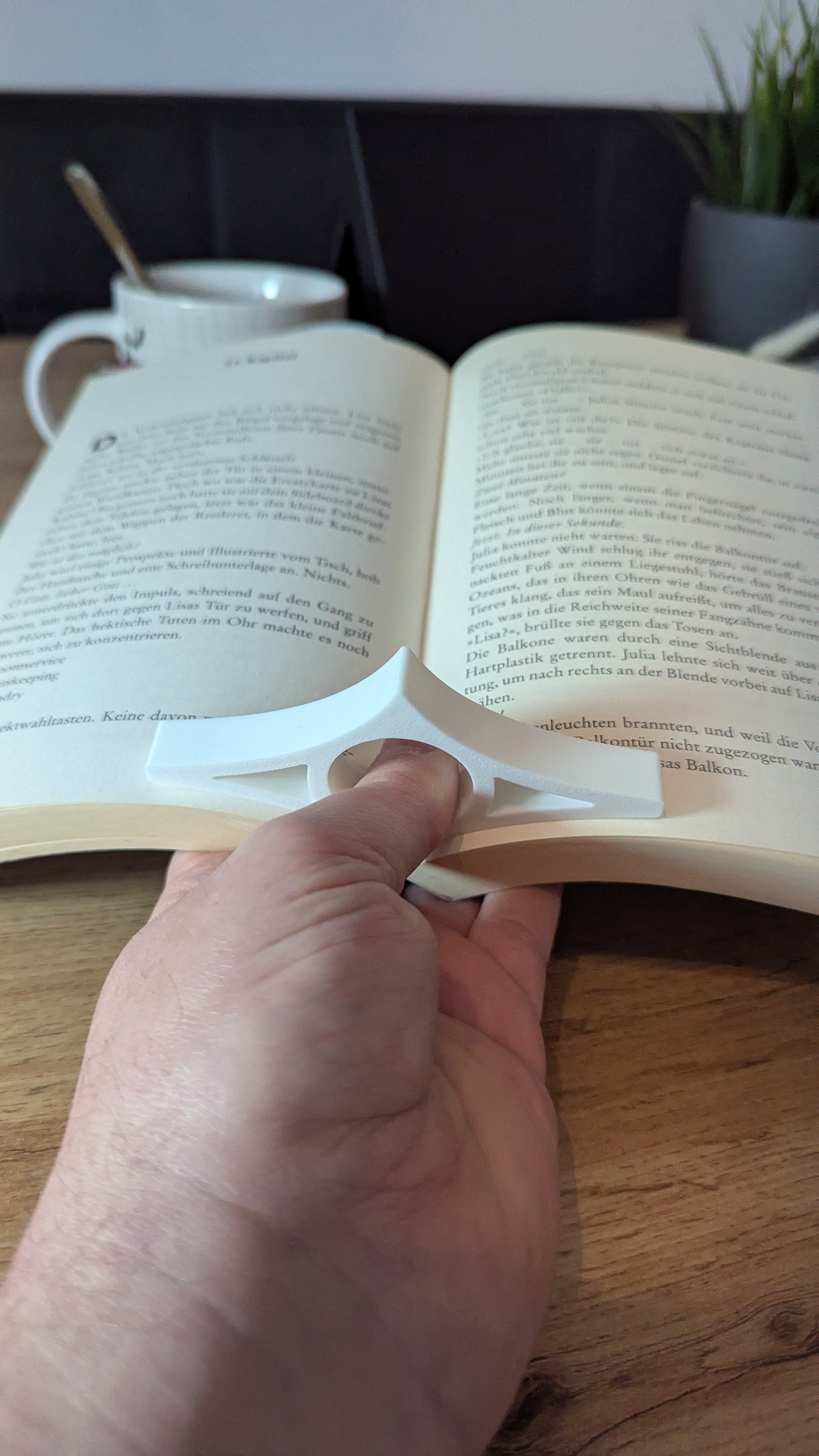 Buchstütze mit Tassenablage • 3D-gedruckter Book Stand Set • inkl. Seitenhalter & Lesezeichen • Geschenk für Leseratten