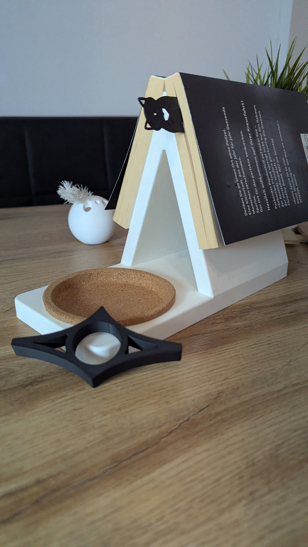 Schlichte Buchstütze mit Platz für Brille/Stift, mit Tassenablage