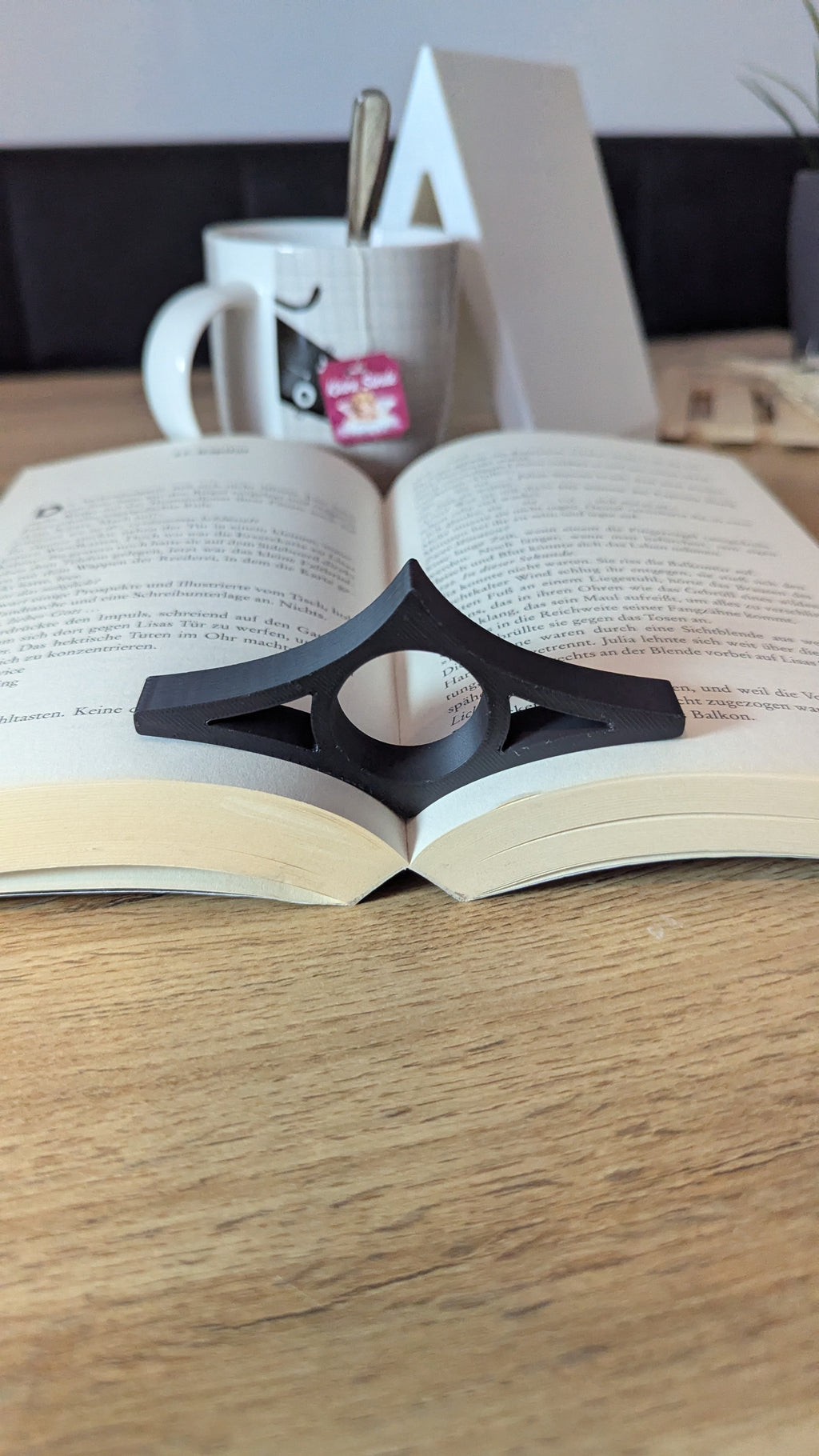 Buchstütze mit Tassenablage • 3D-gedruckter Book Stand Set • inkl. Seitenhalter & Lesezeichen • Geschenk für Leseratten