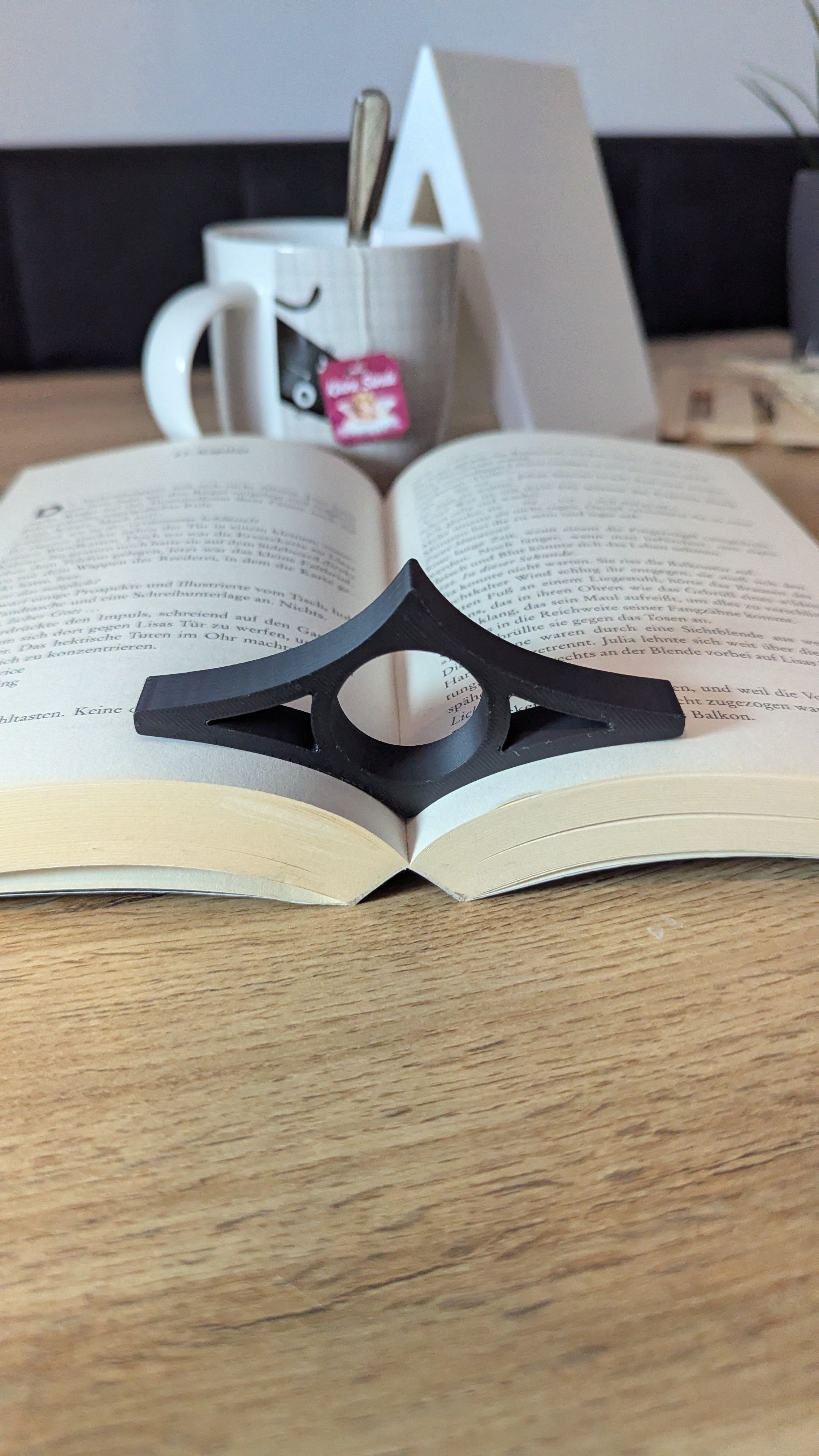 Buchstütze mit Tassenablage • 3D-gedruckter Book Stand Set • inkl. Seitenhalter & Lesezeichen • Geschenk für Leseratten