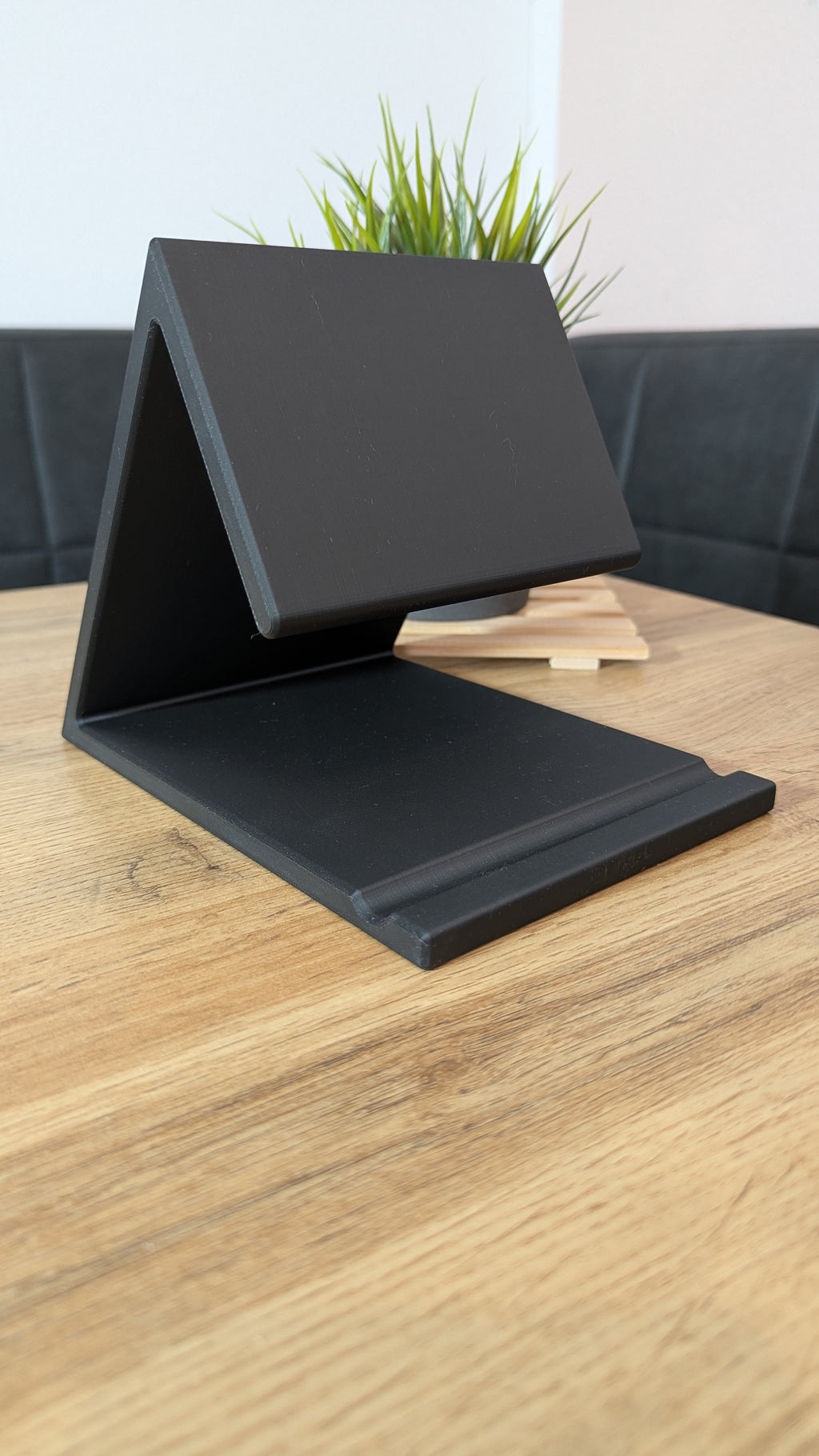 Schlichte Buchstütze mit Platz für Brille/Stift, mit Ebookreader-Halter