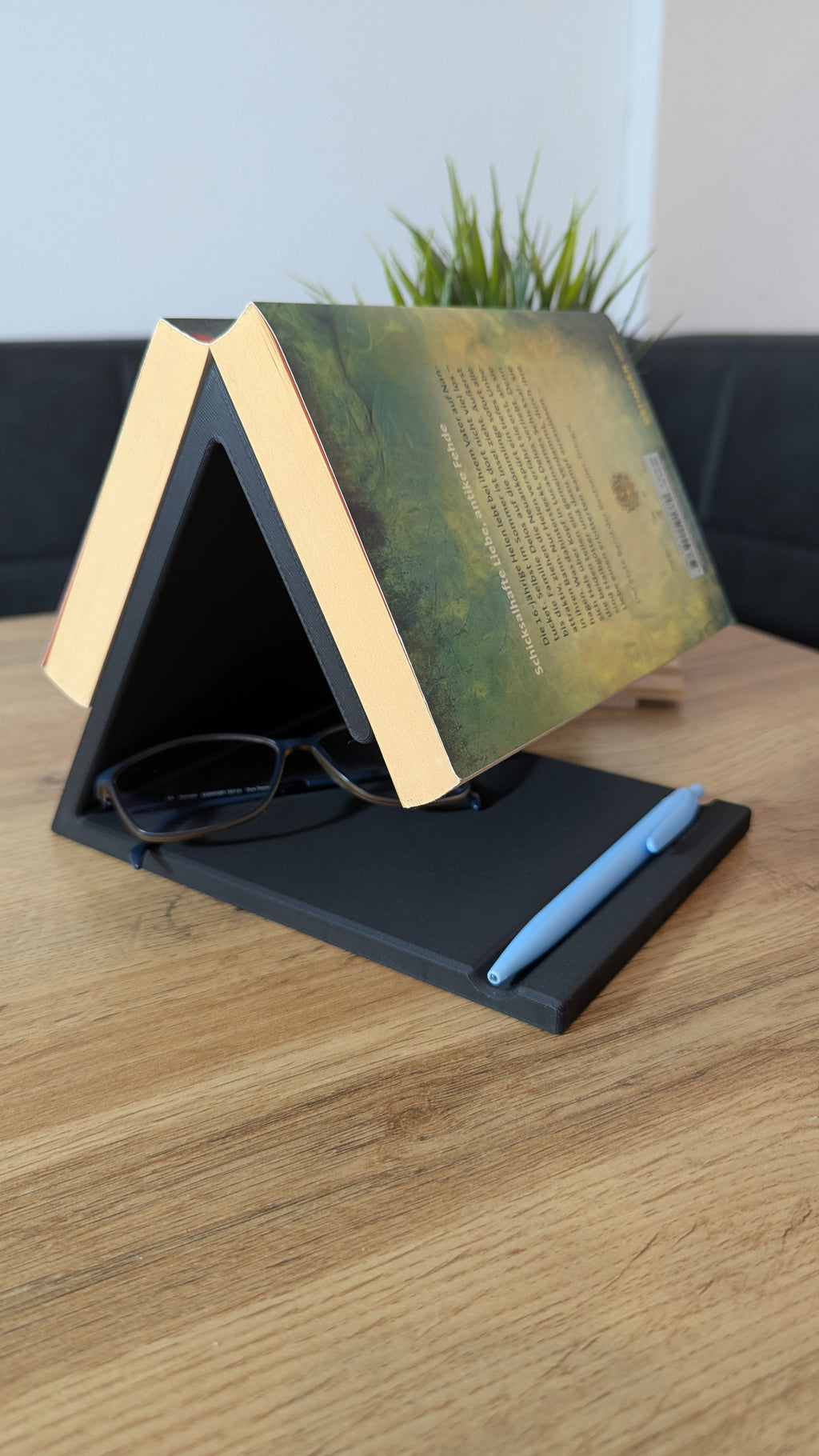 Schlichte Buchstütze mit Platz für Brille/Stift, mit Ebookreader-Halter