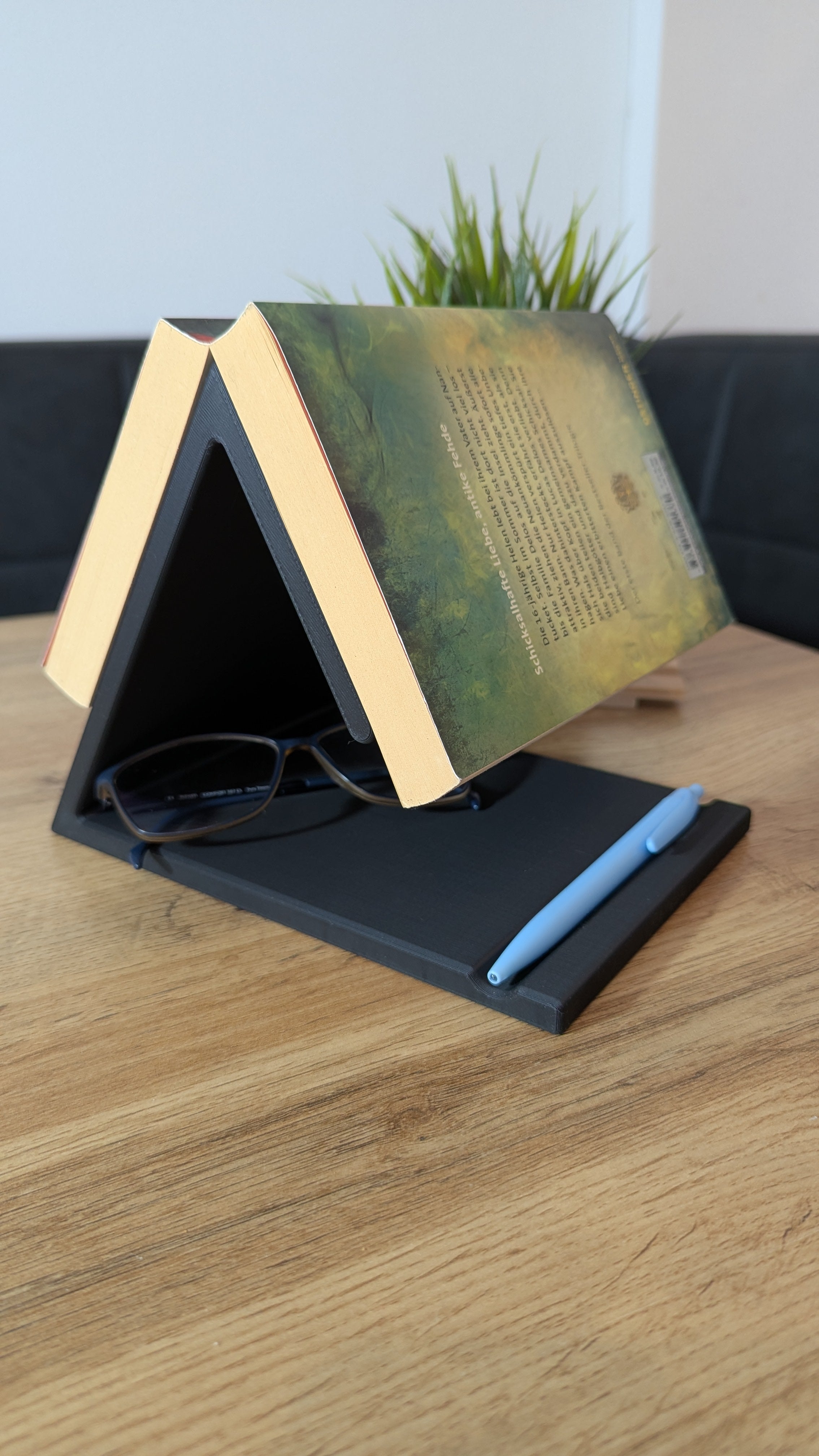 Schlichte Buchstütze mit Platz für Brille/Stift, mit Ebookreader-Halter