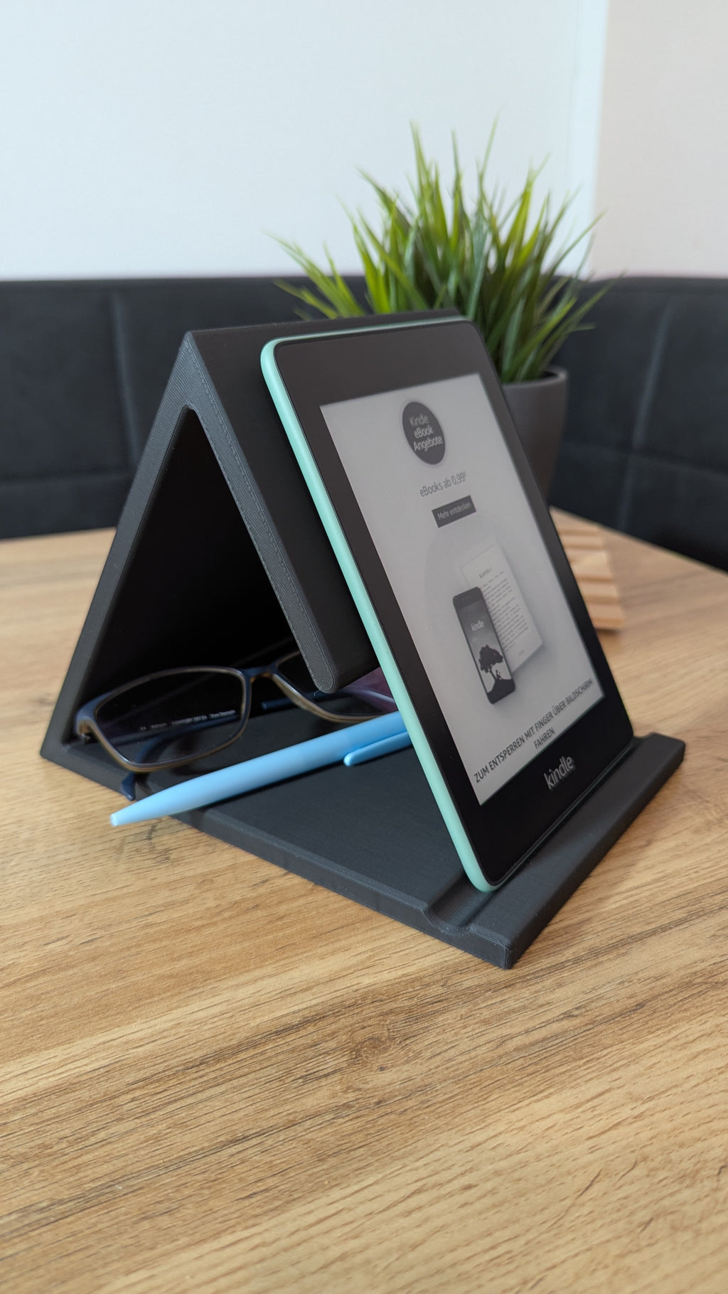 Schlichte Buchstütze mit Platz für Brille/Stift, mit Ebookreader-Halter