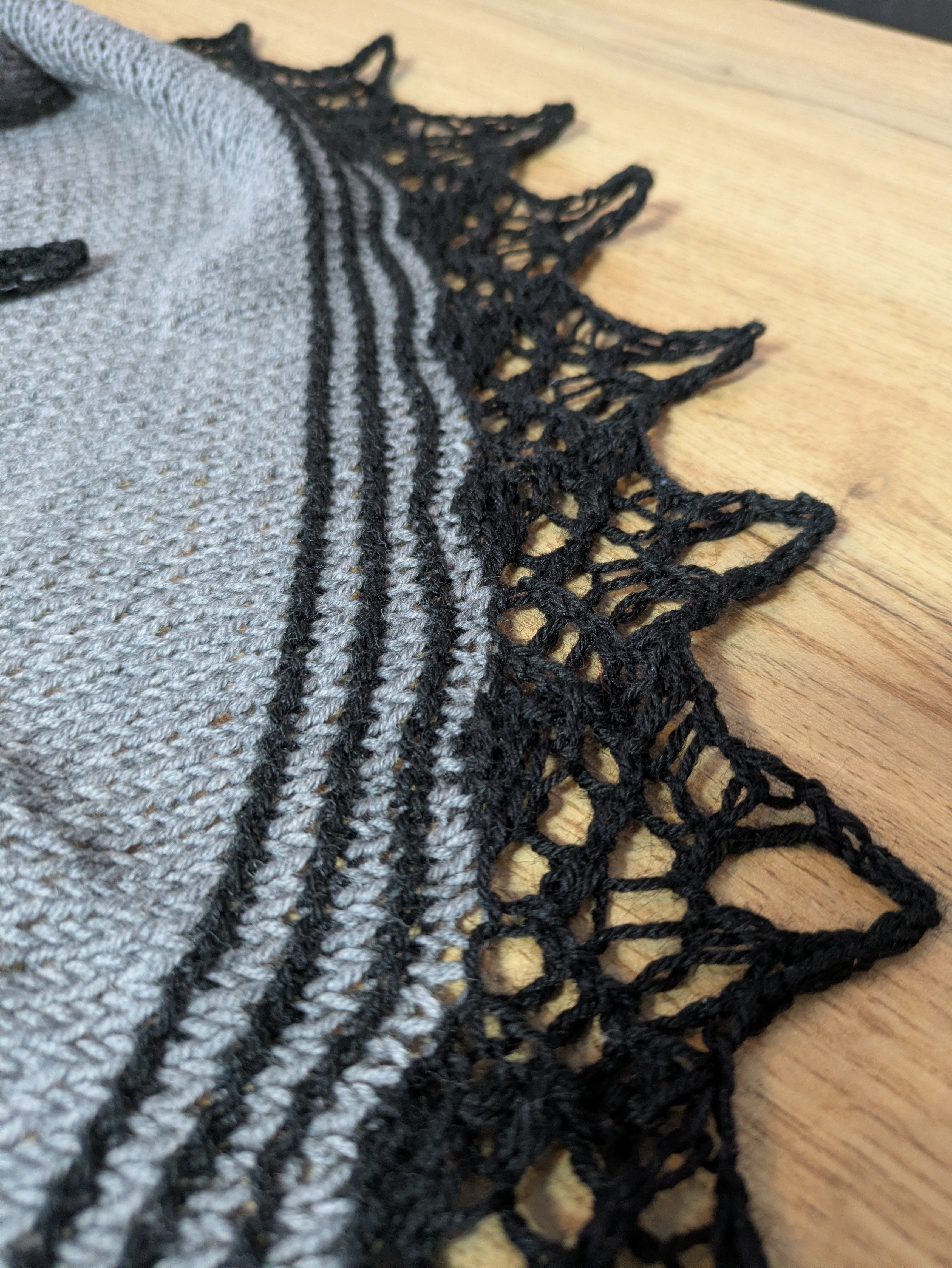 Handgestricktes Tuch - Landzauber-Tuch - Merinowolle - Grau / Schwarz