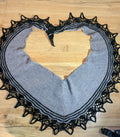 Handgestricktes Tuch - Landzauber-Tuch - Merinowolle - Grau / Schwarz