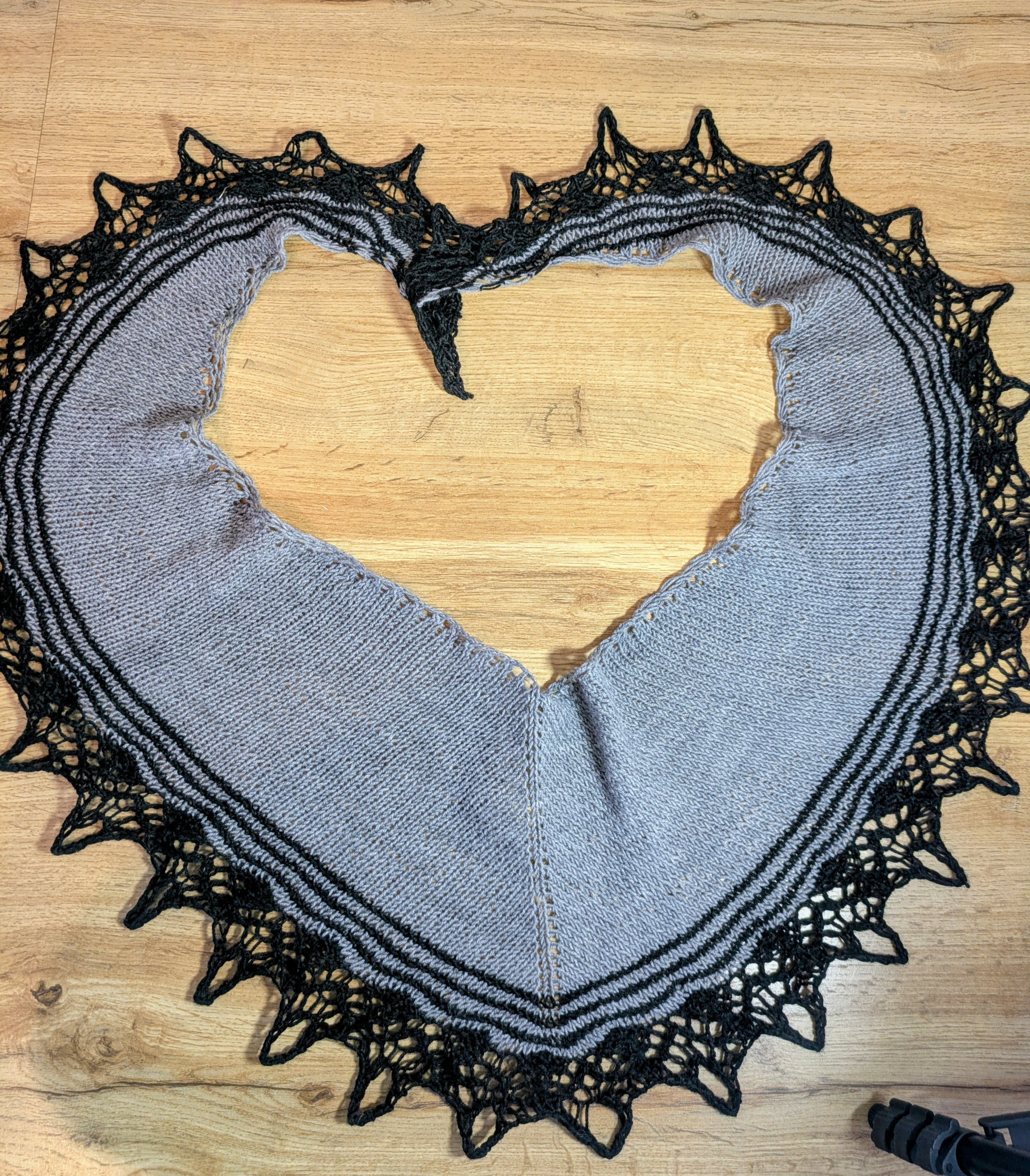 Handgestricktes Tuch - Landzauber-Tuch - Merinowolle - Grau / Schwarz