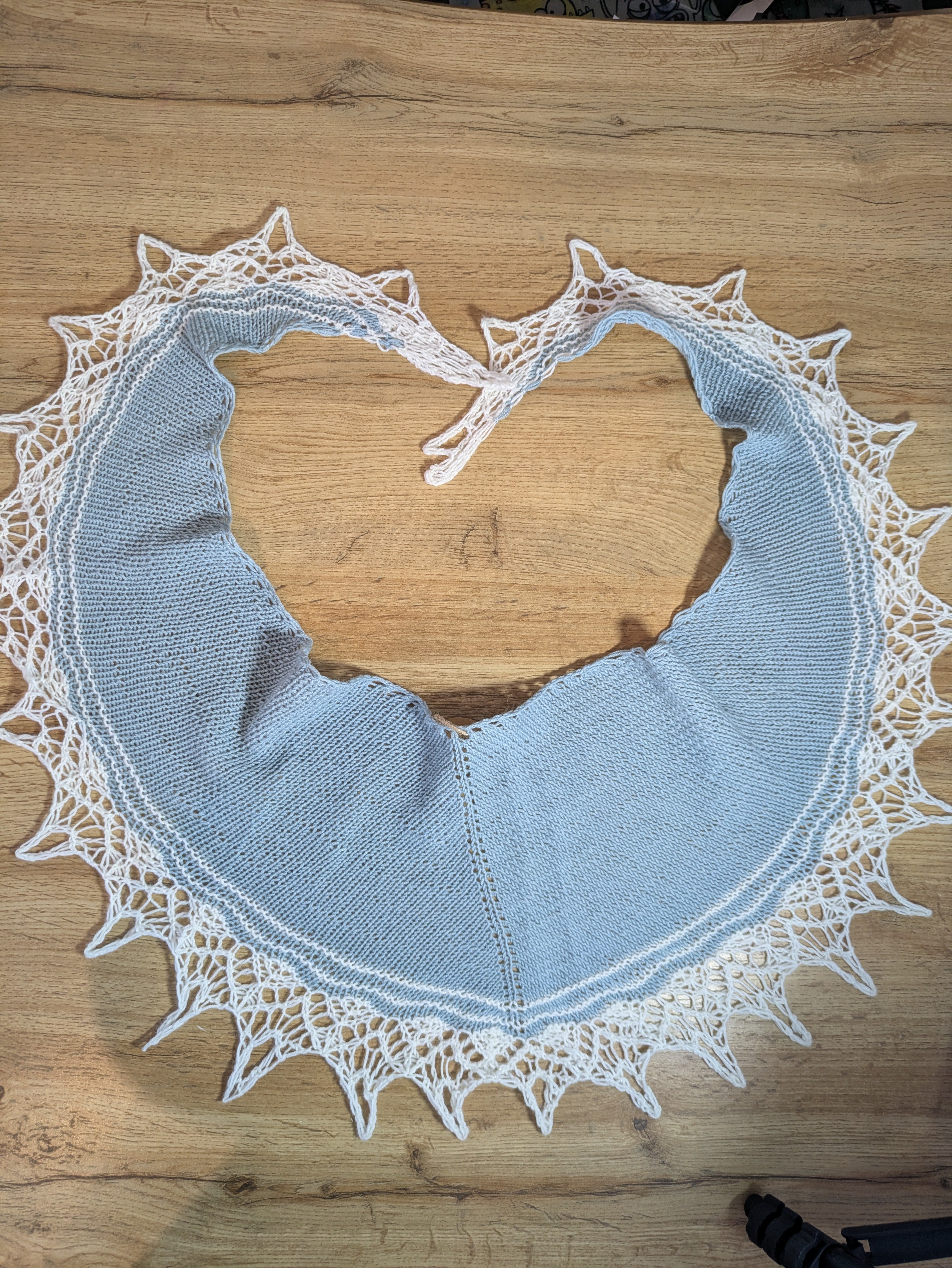 Handgestricktes Tuch - Landzauber-Tuch - Merinowolle - hellblau/weiß