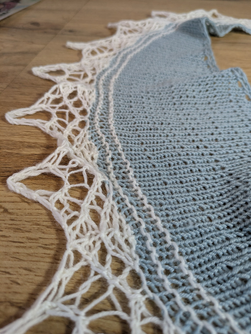 Handgestricktes Tuch - Landzauber-Tuch - Merinowolle - hellblau/weiß