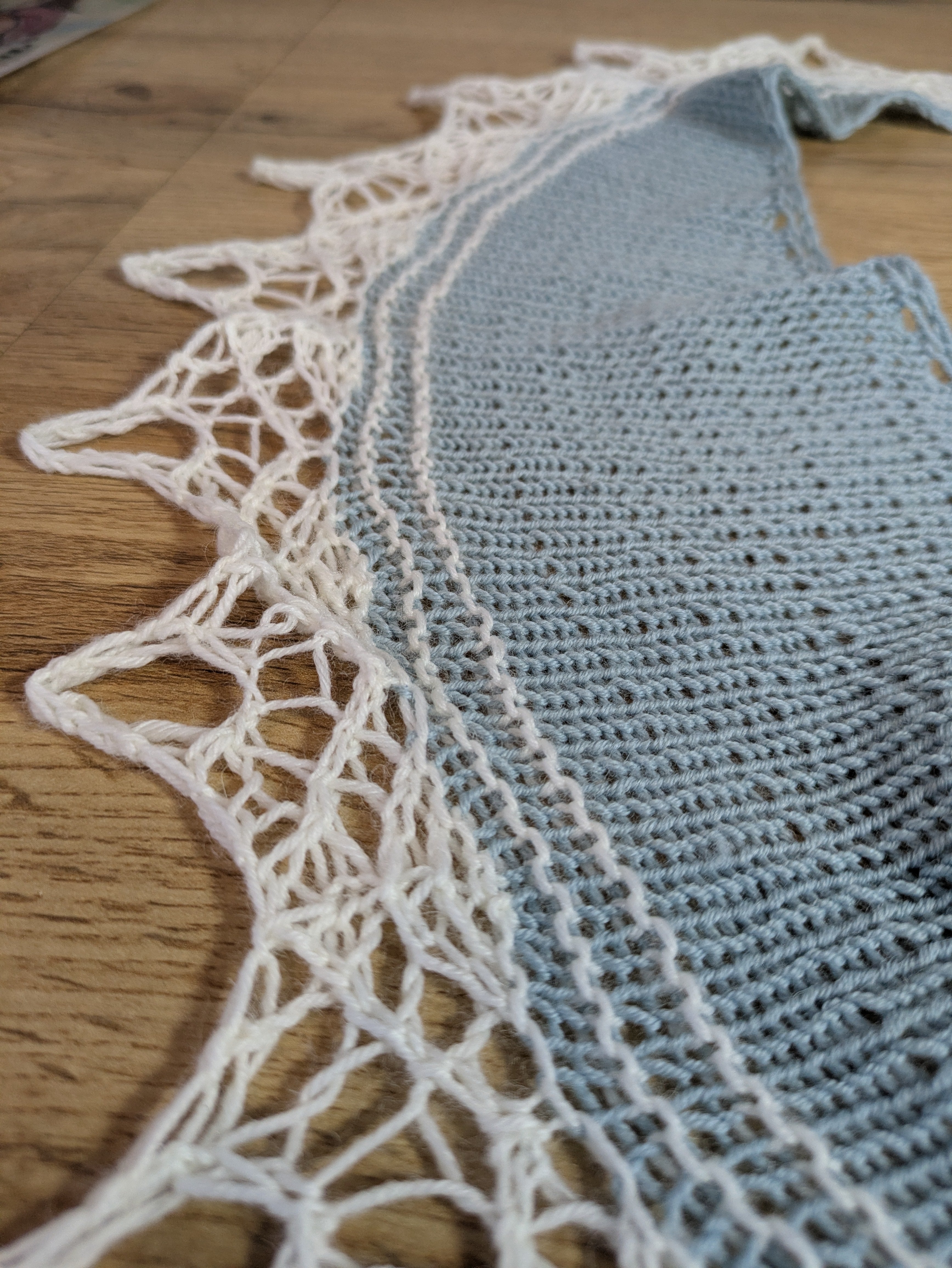 Handgestricktes Tuch - Landzauber-Tuch - Merinowolle - hellblau/weiß