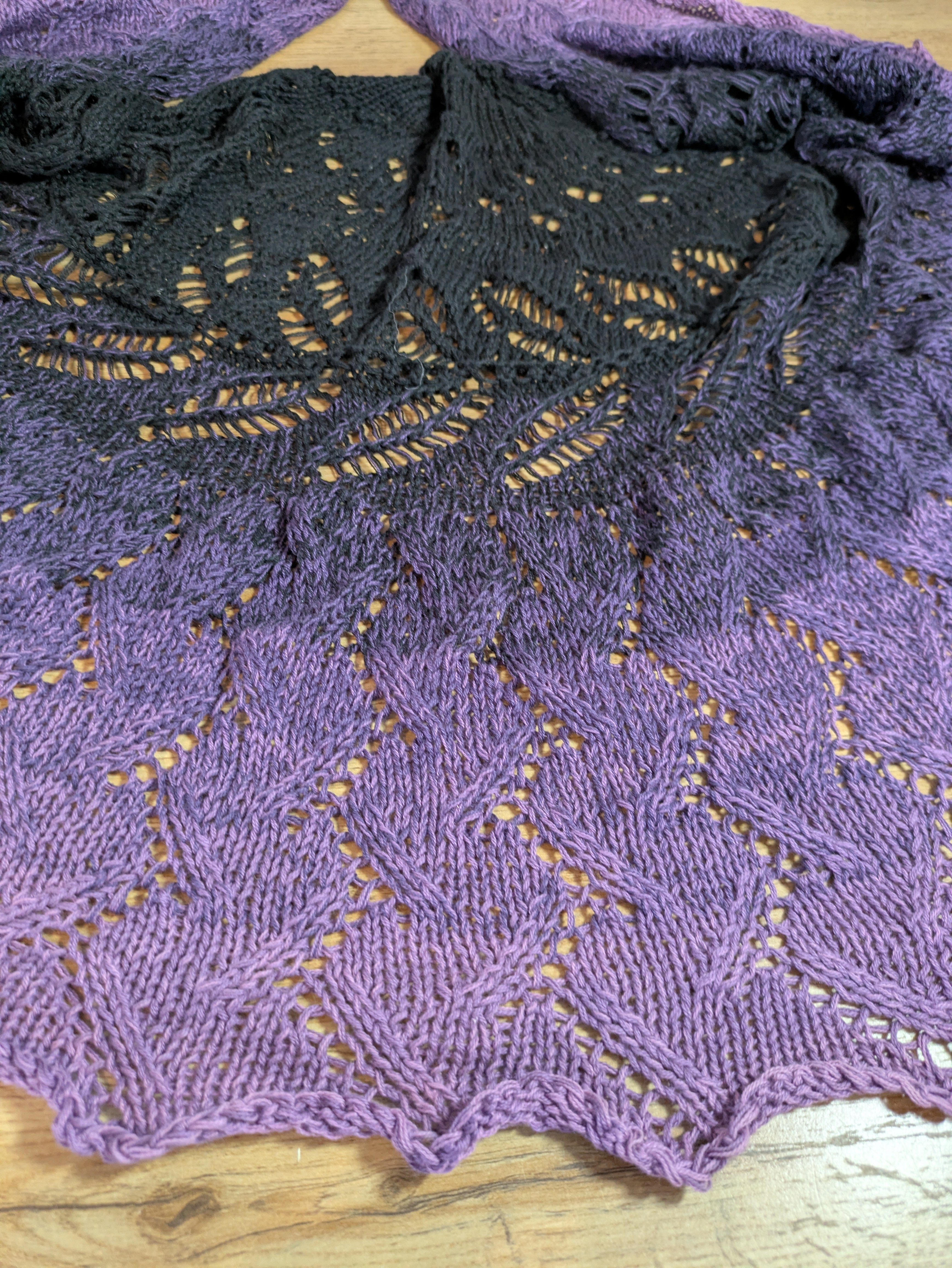 Handgestricktes Lacetuch - Farbverlauf - 100% Baumwolle