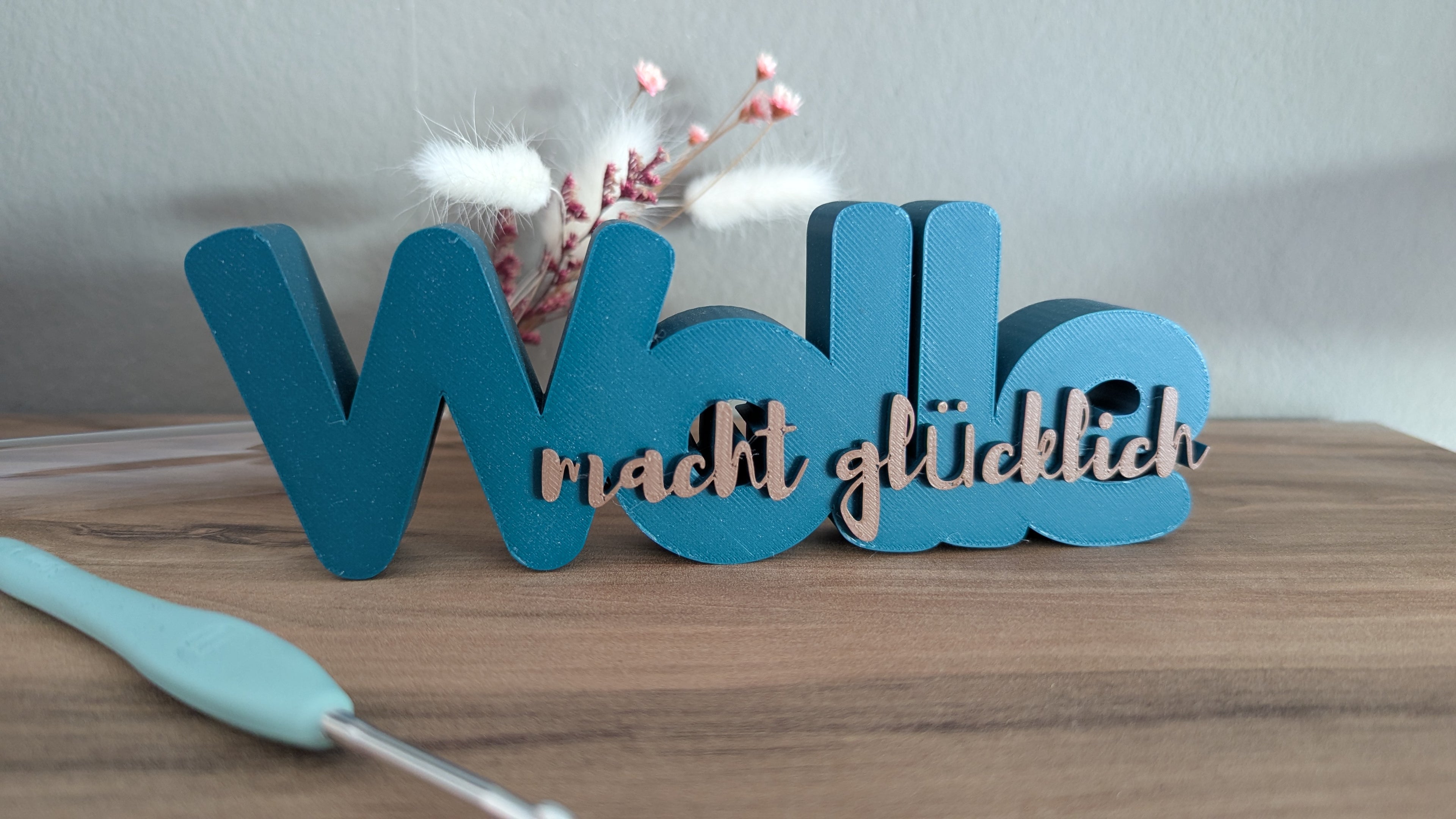 Schriftzug „Wolle macht glücklich“ | Deko für Strickfans