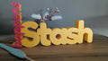 Schriftzug „Stash happens“ | Deko für Strickfans