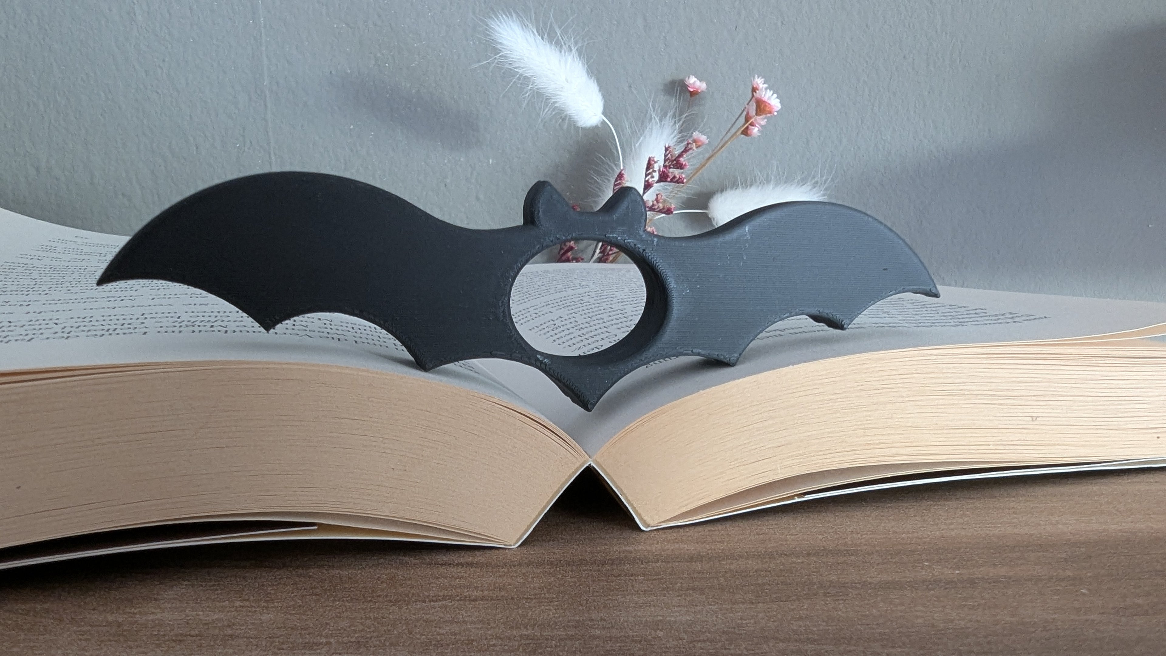 Seitenhalter / Daumen-Lesehilfe Fledermaus